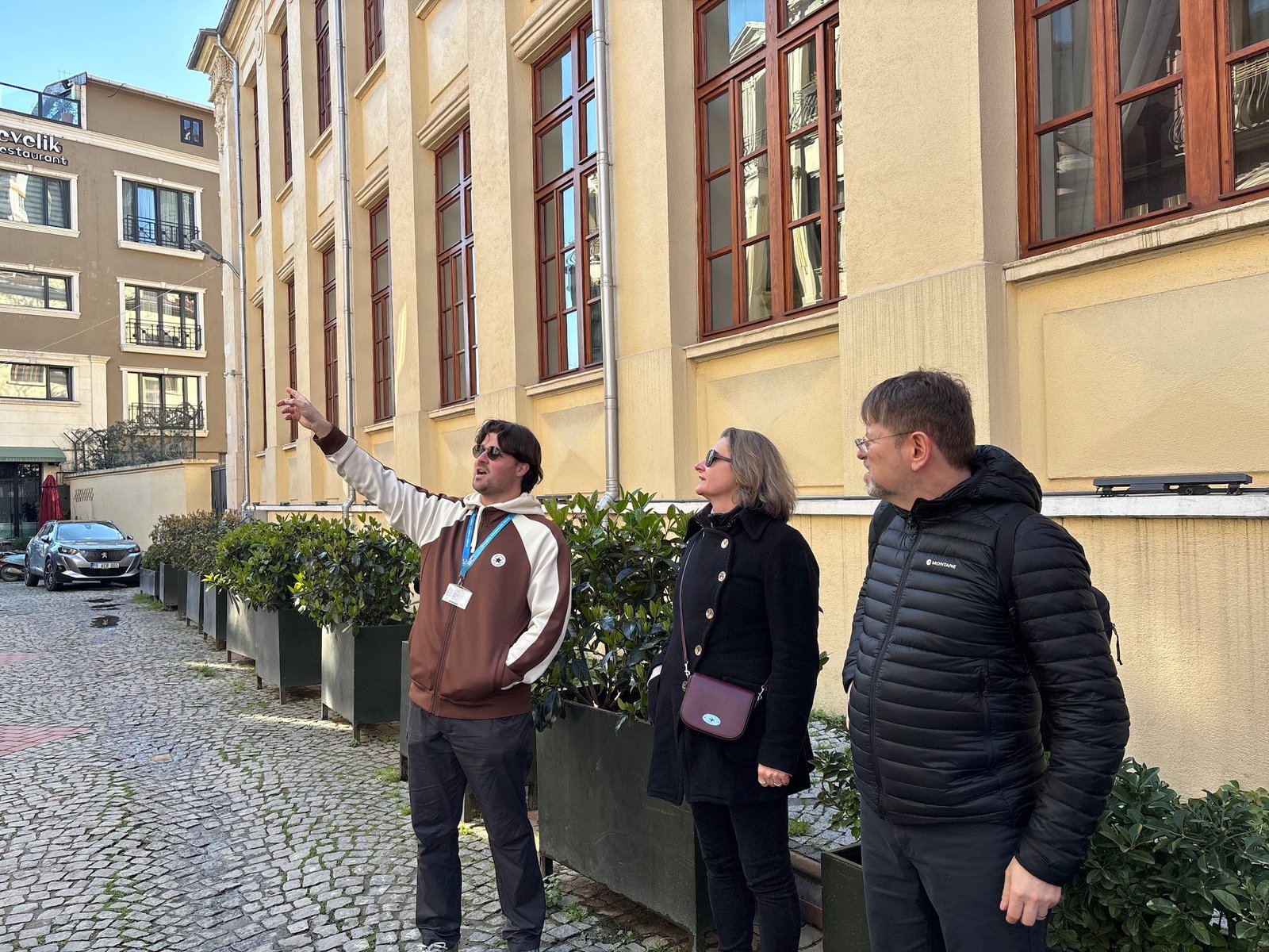 Deniz Karagözoğlu explaining Istanbul’s neighborhood history to visitors